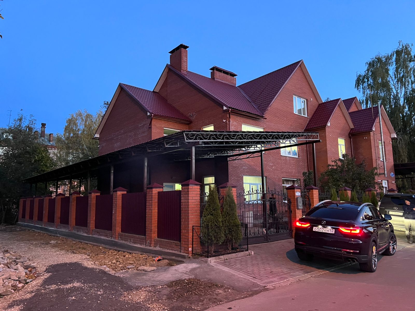 Какой материал автонавеса лучше переносит снег и солнце в Кубинке: поликарбонат, металл или металлочерепица